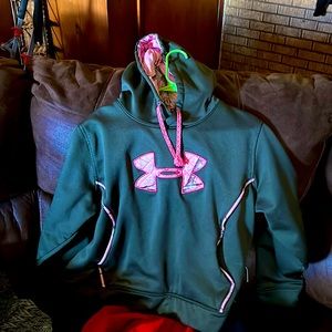 Under armor comfortable hoodie green with pink camo on interior part!
